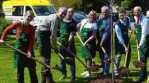 Sechsmal der Baum des Jahres, Schritt eins: Revierförsterin Annika Bindlingmaier (von links), Kreisforstrevierleiter Matthias Schupp, ...