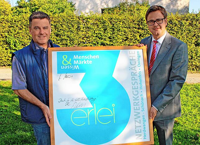 Rund zwölf Jahre alt ist dieses Bild, als Cornel Weber (links) und Bürgermeister Henrik Wengert fürs „Dreierlei“ geworben haben.