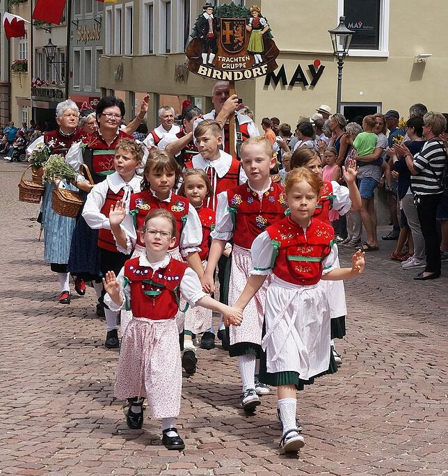 Schön in Tracht: Die Kleinsten laufen bei der Trachtengruppe Birndorf in den ersten Reihen.
