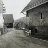 Das Bild zeigt die alte Bundesstraße 314 vom Lindenbaum in der Ortsmitte Richtung Gasthaus &bdquo;Adler&ldquo;. Das Haus am Ende der ...