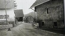 Das Bild zeigt die alte Bundesstraße 314 vom Lindenbaum in der Ortsmitte Richtung Gasthaus &bdquo;Adler&ldquo;. Das Haus am Ende der ...