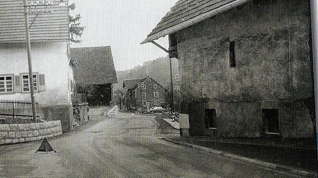 Das Bild zeigt die alte Bundesstraße 314 vom Lindenbaum in der Ortsmitte Richtung Gasthaus &bdquo;Adler&ldquo;. Das Haus am Ende der ...