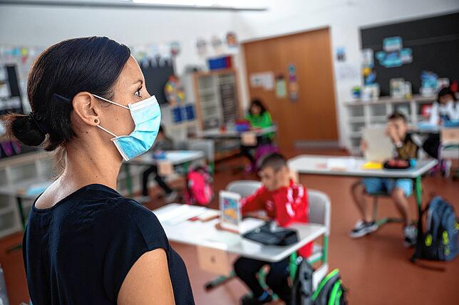 An der Maskenpflicht in Schulen soll vorerst nicht gerüttelt werden.