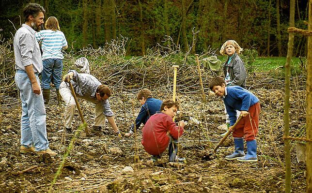 Eine Pflanzaktion mit einer Kindergruppe des BUND: Schon vor rund 40 Jahren engagierten sich auch die Kinder für den Naturschutz in ...