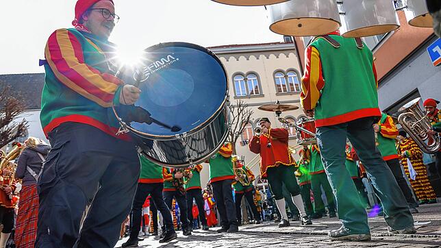Wie immer ein Lichtblick in der Radolfzeller Fastnacht: Die Froschenkapelle bei der Machtübernahme auf dem Marktplatz im Jahr 2022.