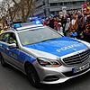 (Symbolbild) Die Polizei zeigt Präsenz bei der Straßenfasnacht: Hier fährt ein Streifenwagen dem Narrenumzug am Fasnachtssonntag 2016 in ...