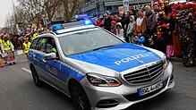 (Symbolbild) Die Polizei zeigt Präsenz bei der Straßenfasnacht: Hier fährt ein Streifenwagen dem Narrenumzug am Fasnachtssonntag 2016 in ...