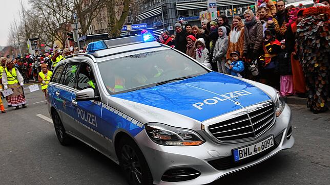 (Symbolbild) Die Polizei zeigt Präsenz bei der Straßenfasnacht: Hier fährt ein Streifenwagen dem Narrenumzug am Fasnachtssonntag 2016 in ...