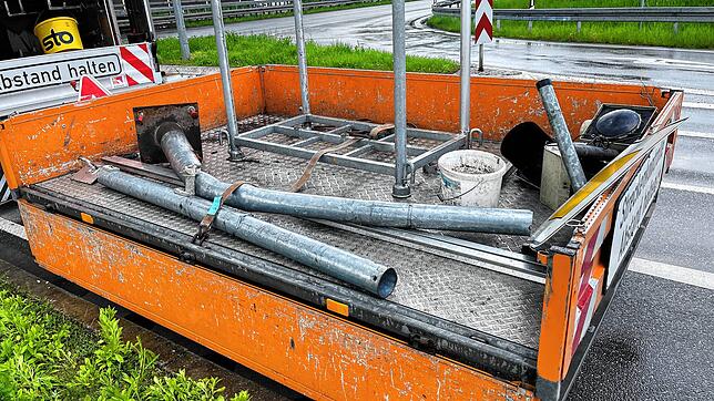Der Mast wurde durch den Zusammenstoß verbogen.