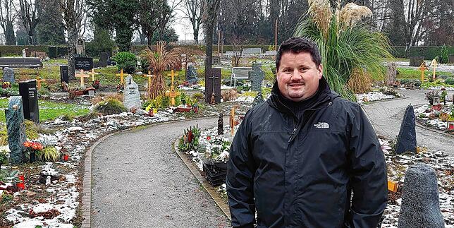 Der Erinnerungsgarten „Lebenswege“ ist wie eine Parklandschaft angelegt, die Grabstätten sind in wärmeren Jahreszeiten mit ...