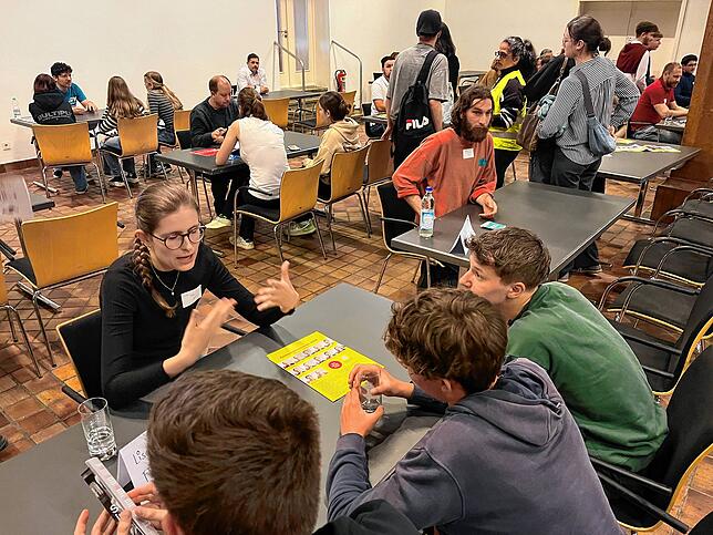 Speed-Dating mit Gemeinderatskandidaten: An Tischen können junge Wählerinnen und Wähler die Menschen kennenlernen, die für den ...