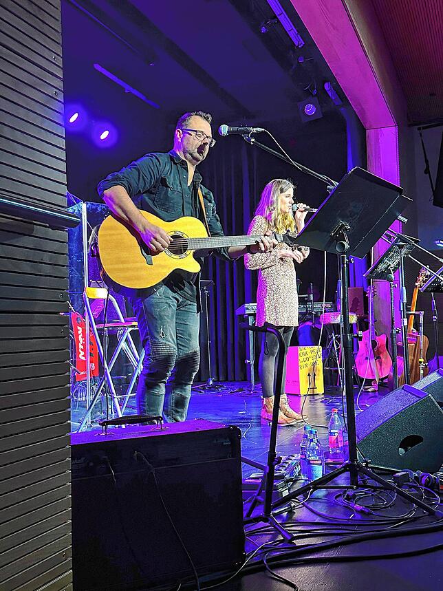 Ruhige Nummern und Duette servieren Die Dörr-Brüder & Friends zum Abschluss des zehntägigen Röthenlochfestes am 14. September.