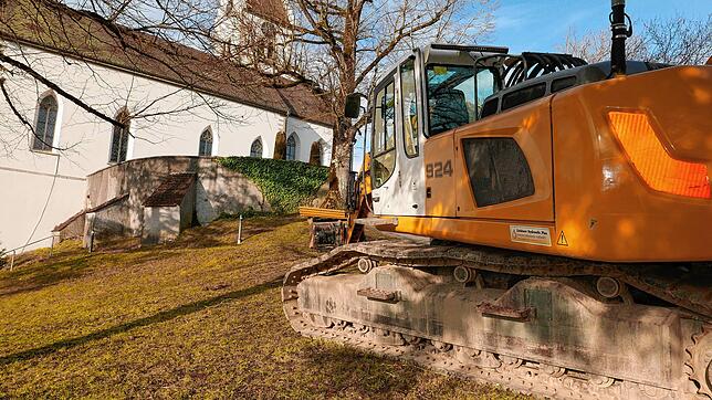 Für die Sanierung der Friedhofsmauer in Roggenbeuren hat die Firma Berenbold schweres Gerät bereitgestellt. Bild: Wolf-Dieter Guip