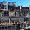 Noch können alle Handwerker auf den Baustellen in der Römerstraße für zwei Wohnhäuser arbeiten.