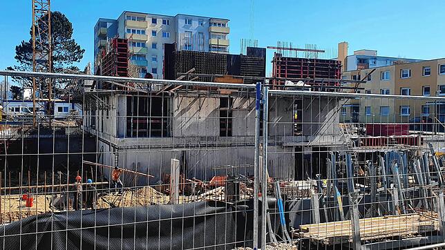 Noch können alle Handwerker auf den Baustellen in der Römerstraße für zwei Wohnhäuser arbeiten.