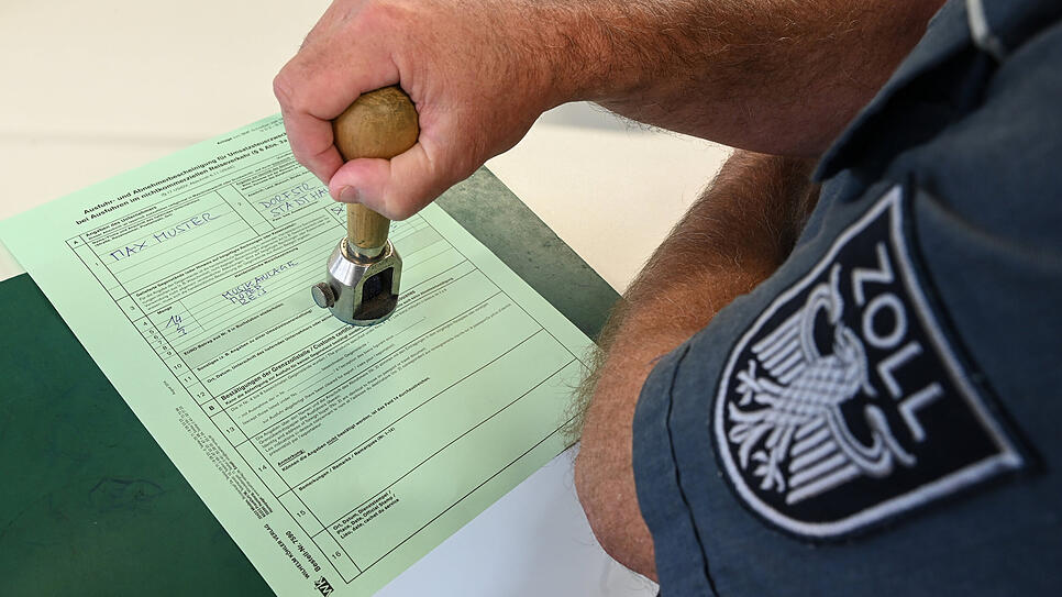 Stempel drauf: Schweizer Einkaufstouristen können sich beim deutschen Zoll bestätigen lassen, dass sie die Mehrwertsteuer zurückgezahlt ...