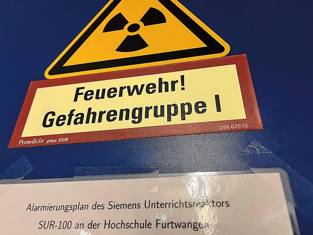 An der Tür zum Unterrichtsreaktor warnt ein Schild vor potenziellen Gefahren für die Feuerwehr. Bild: Nathalie Göbel
