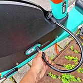 Am Hinterrad des E-Bikes ist ein Kabelschloss. Doch rütteln hilft nichts, das Kabel löst sich einfach nicht. Derweil bucht die App Geld ab.