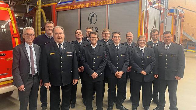 Freude bei der Feuerwehr Frickingen über Auszeichnungen, Beförderungen und eine Neuwahl: (vorn, von links) Bürgermeister Jürgen Stukle, ...