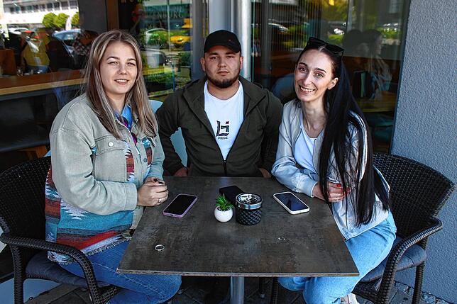 Anastasiia Tsebro, Mykola Zdor und Antonina Kardash (von links) beim Gespräch mit unserer Zeitung.