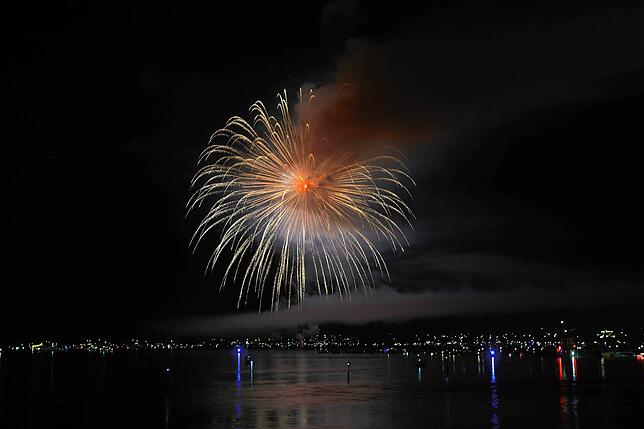 Bild 44: Konstanzer Seenachtfest 2024 - Jetzt knallt's! Das Feuerwerk am Bodensee bringt Zuschauer zum Staunen