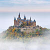 Ein häufiges Bild, das an das Märchenschloss Neuschwanstein erinnert: An einem Herbsttag ragt Burg Hohenzollern aus den Wolken heraus. ...