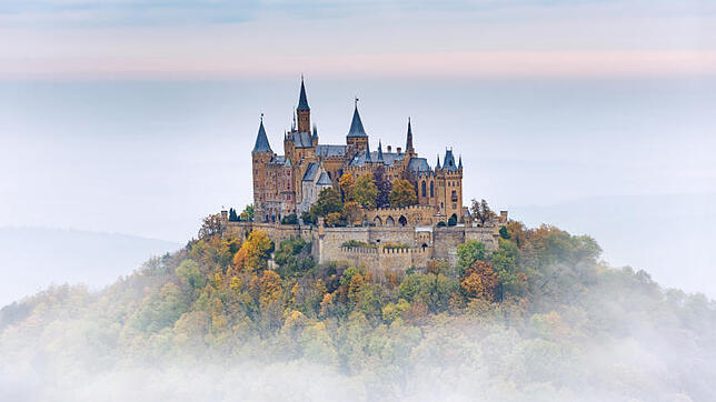 Ein häufiges Bild, das an das Märchenschloss Neuschwanstein erinnert: An einem Herbsttag ragt Burg Hohenzollern aus den Wolken heraus.