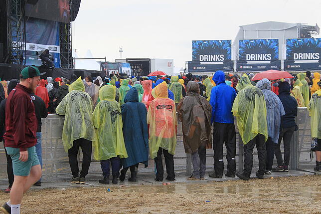 Bild 3: Das miese Wetter kann die Stimmung auf dem Southside nicht trüben: Hier sehen Sie die Bilder vom Festival-Samstag