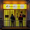 Die Postbank in der Schwenninger Friedrich-Ebert-Straße mit dem Postamt ist jetzt abends geschlossen. Kunden, die Bargeld holen wollen, ...