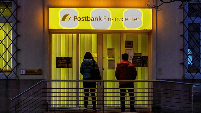 Die Postbank in der Schwenninger Friedrich-Ebert-Straße mit dem Postamt ist jetzt abends geschlossen. Kunden, die Bargeld holen wollen, ...