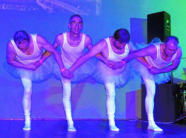 Ganz in Weiß, doch ohne Blumenstrauß. Das Glashütter Männerballett gibt den „Schwanensee“ auf ganz eigene Art – das Publikum ist begeistert.