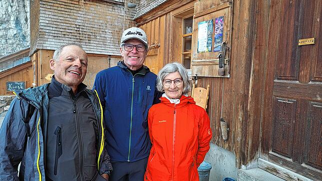 Claude Mooser (Mitte) und seine Freunde sind extra an einem Regentag angereist, um die Touristenmassen zu umgehen.