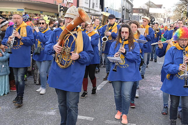 Bild 3: Bilder vom großen Fasnet Samschdig-Umzug der Poppele-Zunft (1)