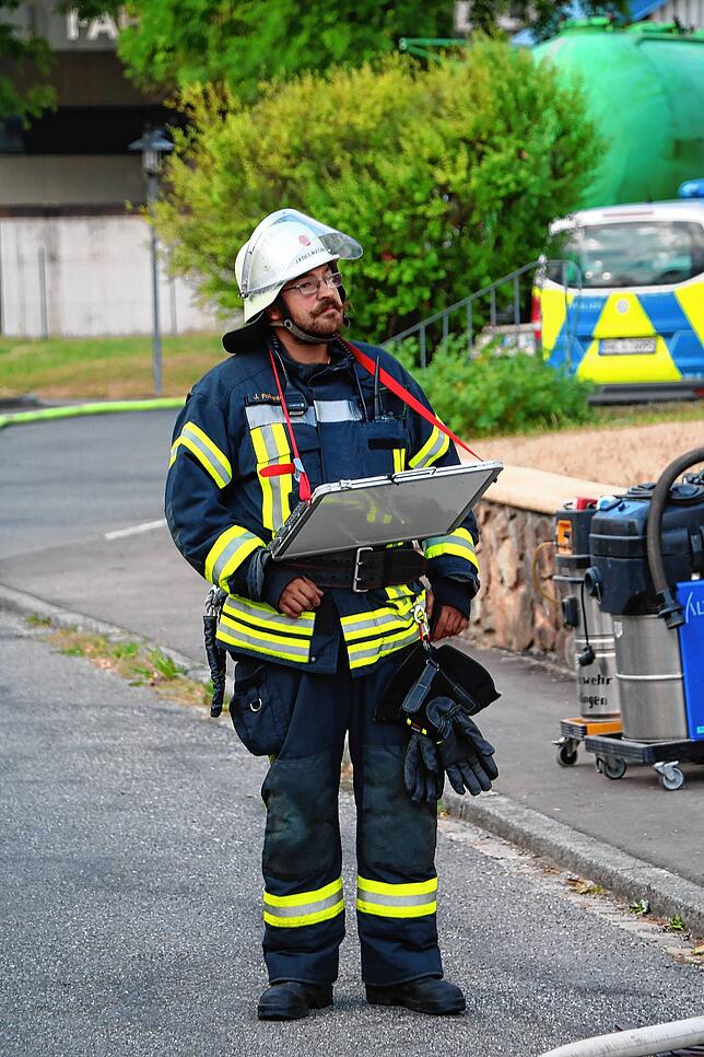 Die Feuerwehr Bräunlingen bekämpft am Mittwochmorgen einen Gebäudebrand in einem Wohngebäude Ecke Dießenhoferstraße/ Gießnaustraße. Der ...