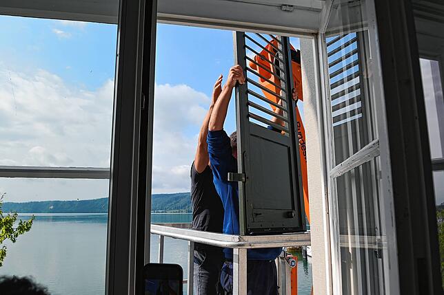 Kaputte Fensterläden am Rathaus werden entfernt &ndash; hier am Büro des Bürgermeisters.