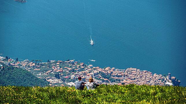 Die Idylle trügt derzeit: Blick vom Berg Monte Baldo auf den Gardasee.