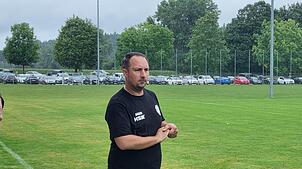 Thomas Haag, Trainer des SV Deggenhausertal, feiert mit seiner Mannschaft einen 2:1-Sieg gegen die Spfr Owingen-Billafingen.