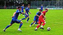 Einer gegen drei: Lars Rohrer vom FC Pfaffenweiler versucht, den Neustädtern Pjetar Orosaj, Paul Brosi und Jannik Schlegel (von rechts ...