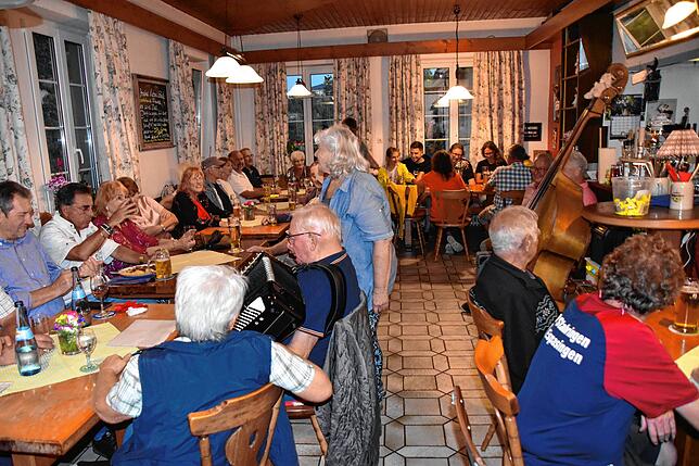 Kurz bevor das nahende Gewitter Regenschauer brachte, zogen Musiker und Zuhörer vom Biergarten in die Gaststätte um.