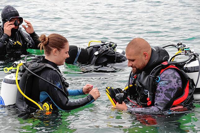 Gleich geht für die Schnuppertaucher und Tauchlehrer unter Wasser.