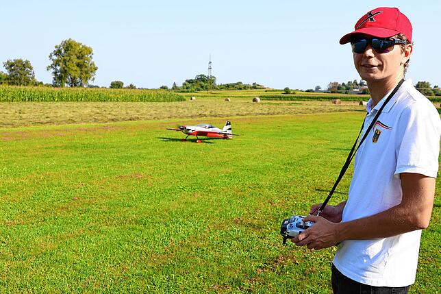 Lukas Maurer beim Training auf dem Gelände der Modellflugflieger zwischen Ahausen und Ittendorf.