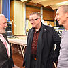 Ernst Ulrich von Weizsäcker, links, im Gespräch mit Schulleiter Ralf Heinrich und dessen Stellvertreter Axel Dorer.