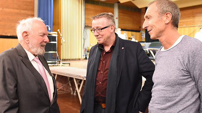 Ernst Ulrich von Weizsäcker, links, im Gespräch mit Schulleiter Ralf Heinrich und dessen Stellvertreter Axel Dorer.