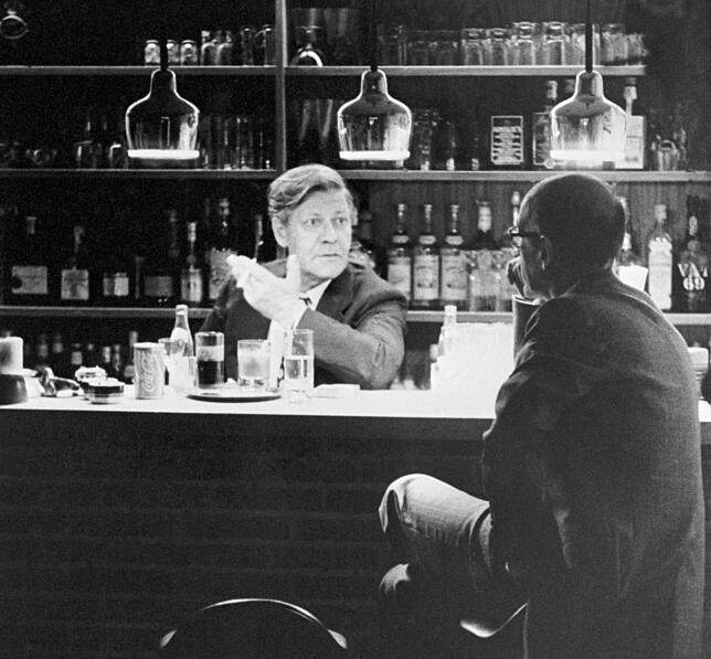 Plauderei zu später Stunde an der Bar: Hinter der Theke rauchend Helmut Schmidt, davor auf einem Barhocker Frankreichs damaliger ...