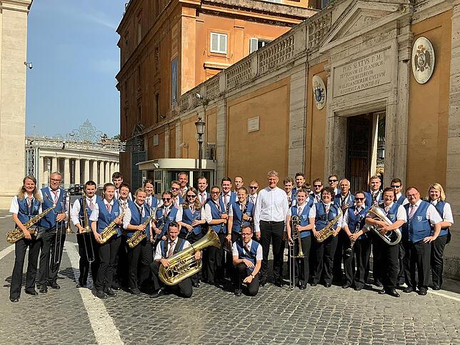 Die Donaueschinger Musiker mit Prälat Hans-Peter Fischer, dem ehemaligen Donaueschinger Stadtpfarrer, jetzt Rektor des Campo Santo ...