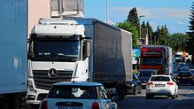 Stau auf der B 31 wie hier in Friedrichshafen ist im Sommer nahezu alltäglich. Eine Spur in jede Richtung ist zu wenig, den enormen ...