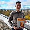 In Villingen-Schwenningen kümmern sich viele Menschen um Geflüchtete. Das Bild zeigt den Flüchtlingsbeauftragten Simon Höge mit der ...