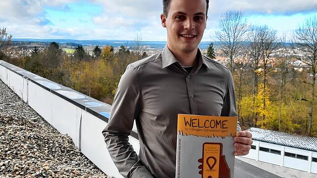 In Villingen-Schwenningen kümmern sich viele Menschen um Geflüchtete. Das Bild zeigt den Flüchtlingsbeauftragten Simon Höge mit der ...