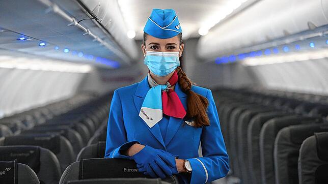 Bitte einsteigen: An Bord eines Flugzeugs kommt man meist nur mit negativem Test oder Covid-Zertifikat. Die Einreisebestimmungen ...