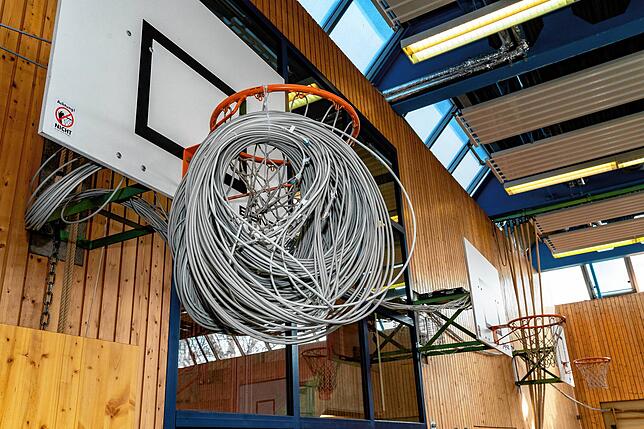 Wo bisher Schüler und Vereine geturnt haben, liegen nun überall bündelweise Netzwerkkabel.